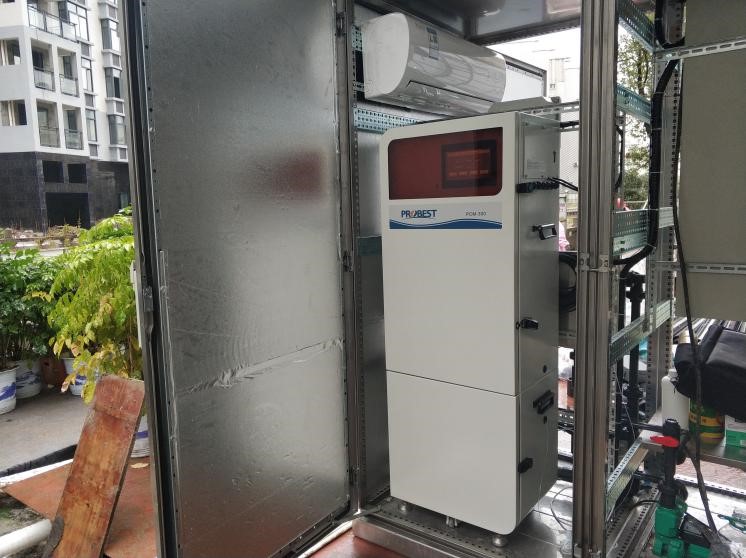 مراقبة جودة مياه النهر ذو الرائحة الكريهة السوداء