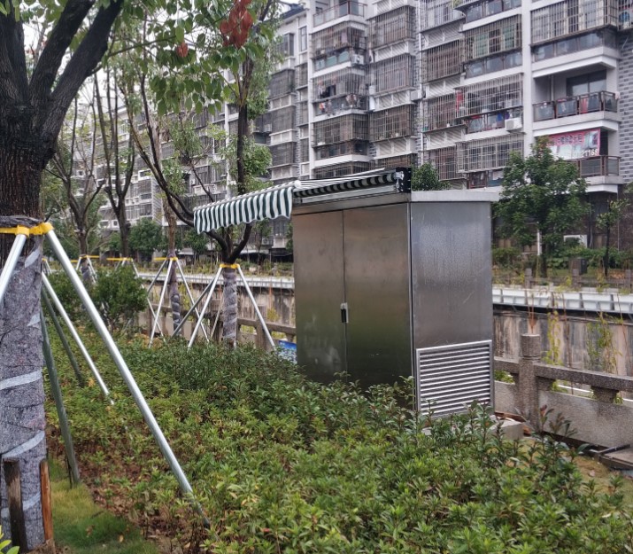 اختبار مياه النهر ذات الرائحة الكريهة